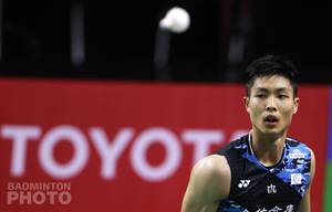 Chou Tien Chen (Taiwan) mengembalikan shuttlecock. (Copyright: Badmintonphoto | Courtesy of BWF)