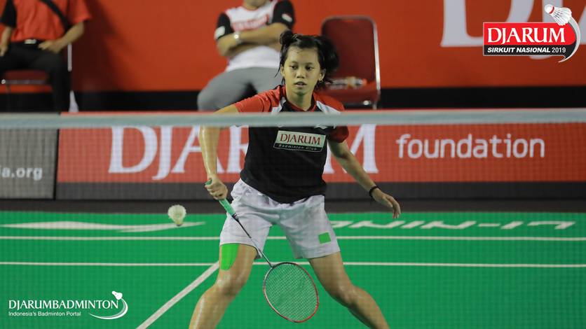Ruzana (PB Djarum) menyambut pengembalian. Ruzana (PB Djarum) menyambut pengembalian.