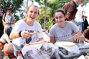 Para Atlet Yang Menghadiri Gala Dinner Diberi Kesempatan Untuk Membatik
