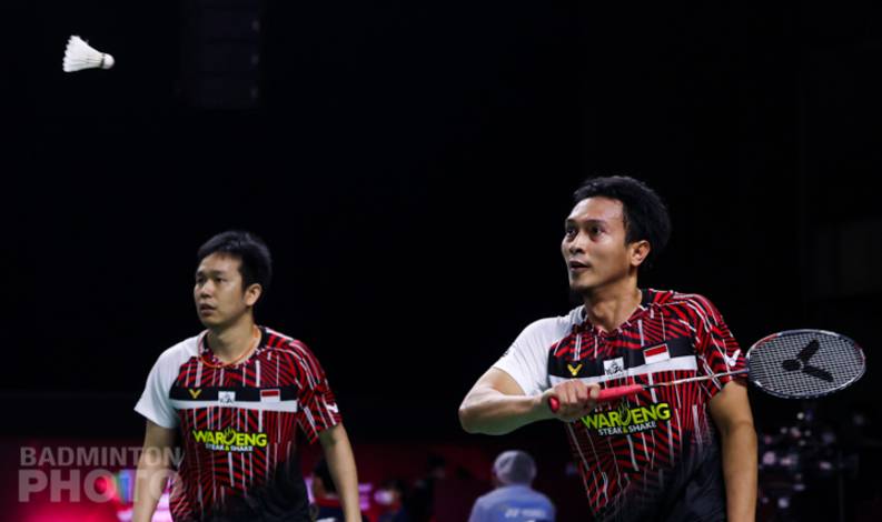 Ganda putra Indonesia, Hendra Setiawan/Mohammad Ahsan bersiap menghadang pengembalian. (Copyright: Badmintonphoto | Courtesy of BWF) Ganda putra Indonesia, Hendra Setiawan/Mohammad Ahsan bersiap menghadang pengembalian. (Copyright: Badmintonphoto | Courtesy of BWF)
