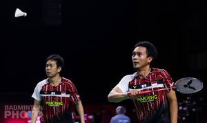 Ganda putra Indonesia, Hendra Setiawan/Mohammad Ahsan bersiap menghadang pengembalian. (Copyright: Badmintonphoto | Courtesy of BWF)