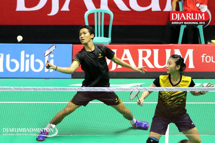 Muhammad Rizky Putra Ananda/Rusydina Antardayu Rio Dingin bersiap menyambut pengembalian. Muhammad Rizky Putra Ananda/Rusydina Antardayu Rio Dingin bersiap menyambut pengembalian.