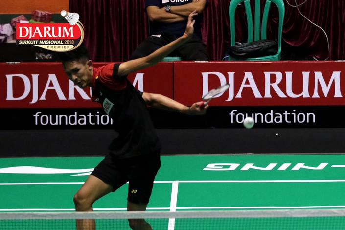 Muhammad Bayu Pangisthu (PB Djarum Kudus) menghadang pengembalian. Muhammad Bayu Pangisthu (PB Djarum Kudus) menghadang pengembalian.