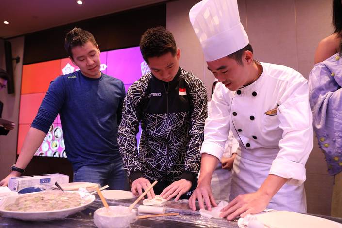 Kevin Sanjaya Sukamuljo sedang mengikuti arahan koki saat membuat dim sum dan spring roll. Kevin Sanjaya Sukamuljo sedang mengikuti arahan koki saat membuat dim sum dan spring roll.