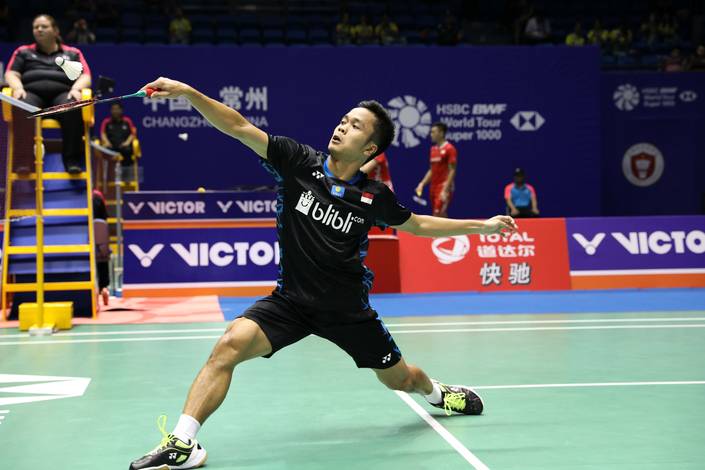 Anthony Sinisuka Ginting mengembalikan shuttlecock. Anthony Sinisuka Ginting mengembalikan shuttlecock.