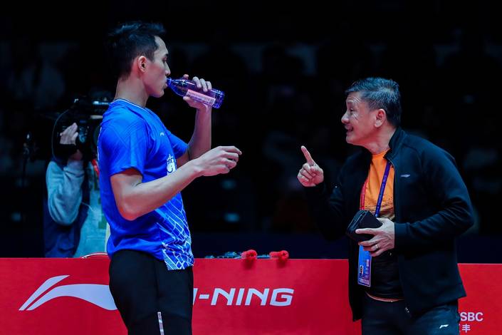 Hendry Saputra (kanan) saat memberikan arahan kepada Jonatan Christie.