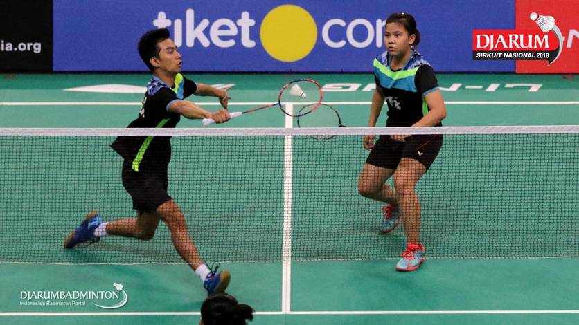 Bintang Pandeka Hogantara/Dea Putri Wales (PB AIC Badminton Academy) mengembalikan shuttlecock. Bintang Pandeka Hogantara/Dea Putri Wales (PB AIC Badminton Academy) mengembalikan shuttlecock.