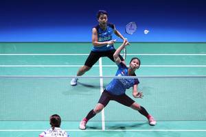 Greysia Polii/Apriyani Rahayu (Indonesia) bersiap menyambar pengembalian tanggung. (Foto: PP PBSI)