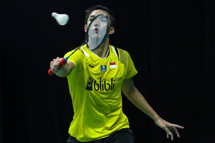 Jonatan Christie mengembalikan shuttlecock. Jonatan Christie mengembalikan shuttlecock.