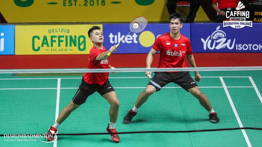 Leo Rolly Carnando/Daniel Marthin (Indonesia) mengembalikan shuttlecock. Leo Rolly Carnando/Daniel Marthin (Indonesia) mengembalikan shuttlecock.