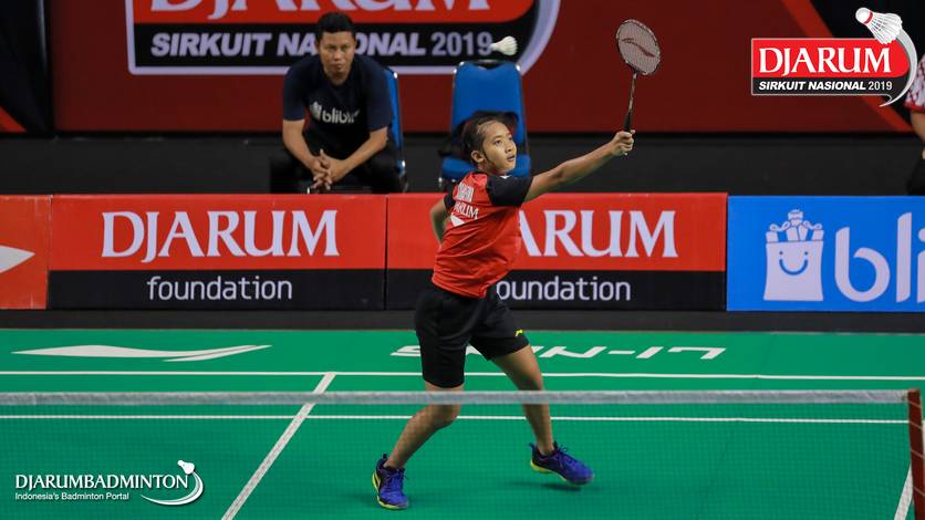 Desima Aqmar Syarafina mengembalikan shuttlecock. Desima Aqmar Syarafina mengembalikan shuttlecock.