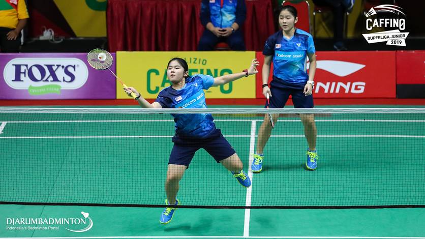 Cheng Su Hui/Cheng Su Yin (Harimau Muda) bersiap menyabar pengembalian. Cheng Su Hui/Cheng Su Yin (Harimau Muda) bersiap menyabar pengembalian.