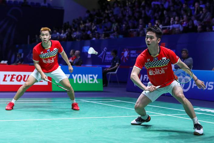 Kevin Sanjaya Sukamuljo/Marcus Fernaldi Gideon (Indonesia) bersiap menghadang serangan.