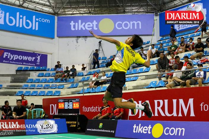 Wisnu Yuli Prasetyo (PB Pertamina Fastron) bersiap melepaskan jumping smash. Wisnu Yuli Prasetyo (PB Pertamina Fastron) bersiap melepaskan jumping smash.