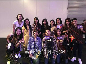 Tim Putri Merah Putih Memakai Batik