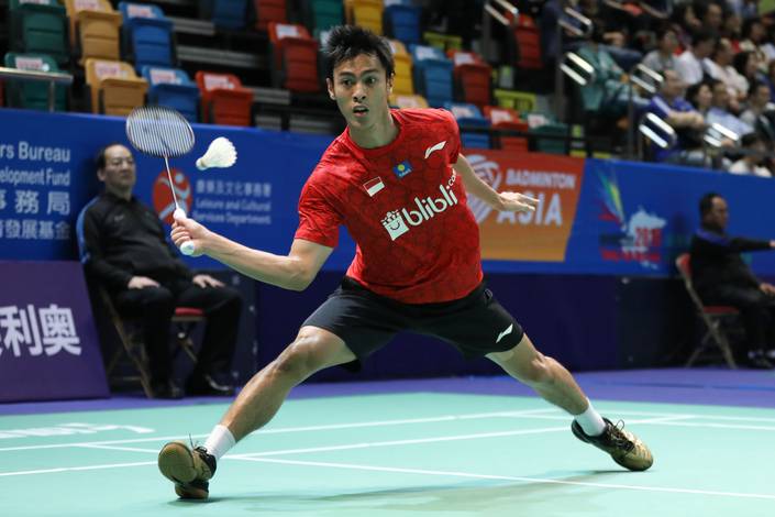 Shesar Hiren Rhustavito (Indonesia) bersiap mengembalikan shuttlecock. Shesar Hiren Rhustavito (Indonesia) bersiap mengembalikan shuttlecock.