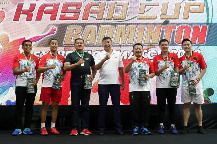 Yudo Margono & Dudung Abdurachman bersama para pemenang KASAD Cup Badminton Exhibition Match 2023 (Djarum Badminton) Yudo Margono & Dudung Abdurachman bersama para pemenang KASAD Cup Badminton Exhibition Match 2023 (Djarum Badminton)