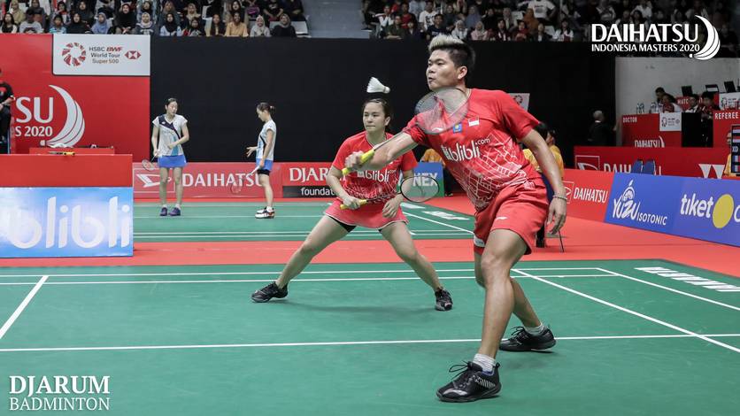 Praveen Jordan/Melati Daeva Oktavianti (Indonesia) bersiap menghadang serangan. Praveen Jordan/Melati Daeva Oktavianti (Indonesia) bersiap menghadang serangan.