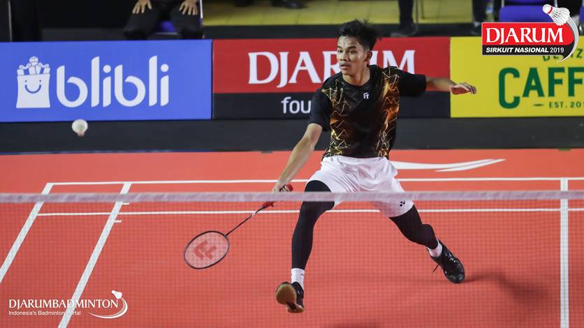 Dinar Taufiqul Hafizh (PB AIC Badminton Academy) berusaha menggapai pengembalian. Dinar Taufiqul Hafizh (PB AIC Badminton Academy) berusaha menggapai pengembalian.
