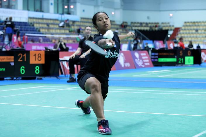 Aisyah Sativa Fatetani (Indonesia) mengembalikan shuttlecock. Aisyah Sativa Fatetani (Indonesia) mengembalikan shuttlecock.