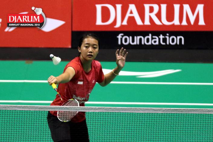 Pinicha Anjani (SGS PLN) mengembalikan shuttlecock.