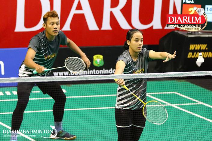Asyhari Anhar/Inas Hasnaya (PB Victory Bogor) melepaskan serve. Asyhari Anhar/Inas Hasnaya (PB Victory Bogor) melepaskan serve.