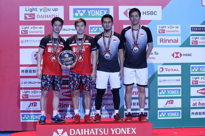 Kevin Sanjaya Sukamuljo/Marcus Fernaldi Gideo (kiri) dan Hendra Setiawan/Mohammad Ahsan saat berdiri di podium juara Japan Open 2019 BWF World Tour Super 750. Kevin Sanjaya Sukamuljo/Marcus Fernaldi Gideo (kiri) dan Hendra Setiawan/Mohammad Ahsan saat berdiri di podium juara Japan Open 2019 BWF World Tour Super 750.