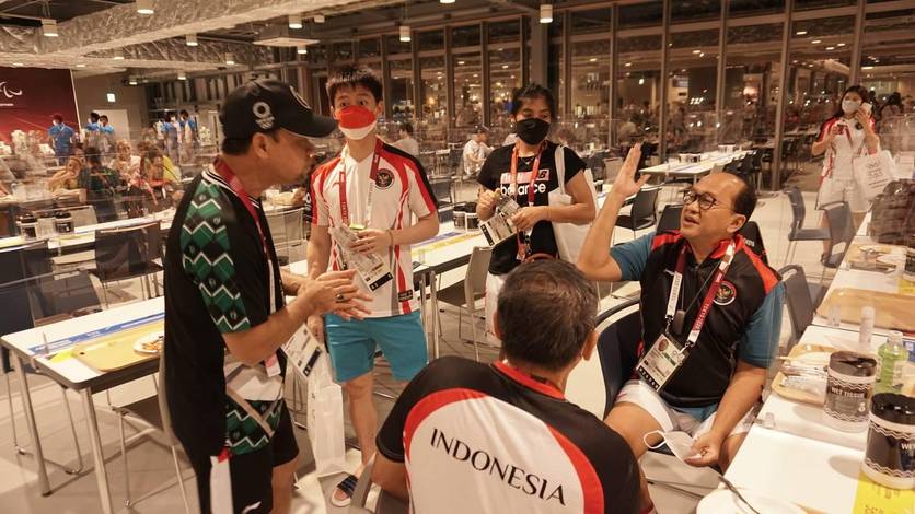 Tim bulutangkis Indonesia saat berada di ruang makan Perkampungan Atlet Olimpiade Tokyo 2020. (Foto: NOC) Tim bulutangkis Indonesia saat berada di ruang makan Perkampungan Atlet Olimpiade Tokyo 2020. (Foto: NOC)