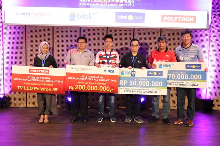 Kevin Sanjaya Sukamuljo Beserta Pelatih Saat Menerima Bonus Apresiasi Dari PB Djarum Kevin Sanjaya Sukamuljo Beserta Pelatih Saat Menerima Bonus Apresiasi Dari PB Djarum