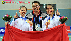 Greysia Polii/Nitya Krishinda Mengapit Pelatihnya Eng Hian Pada Saat Menjuarai Asian Games 2014 di Korea. (foto: PBSI)