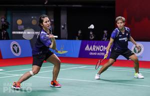 Ganda putri Indonesia, Ribka Sugiarto/Siti Fadia Silva Ramadhanti bersiap menghadang serangan. (Copyright: Badmintonphoto | Courtesy of BWF)