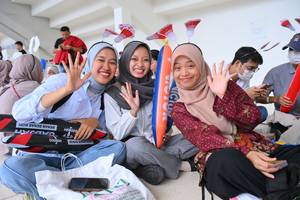 Tiga penonton berpose untuk foto saat mengantri masuk Istora GBK (Djarum Badminton) Tiga penonton berpose untuk foto saat mengantri masuk Istora GBK (Djarum Badminton)