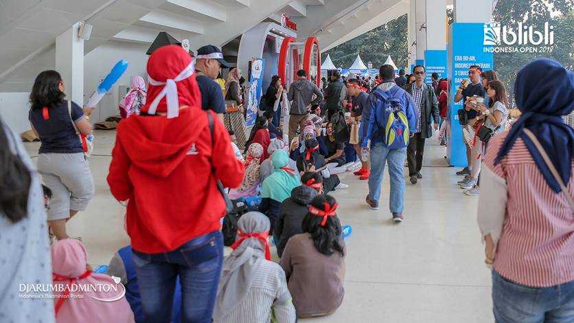 Para Penonton Sedang Menunggu Pertandingan di Mulai Para Penonton Sedang Menunggu Pertandingan di Mulai