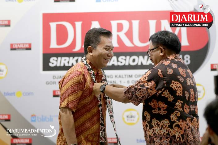 Sekretaris Jenderal PP PBSI, Achmad Budiharto (kiri) mendapat cendera mata dari Walikota Balikpapan, Rizal Effendi.