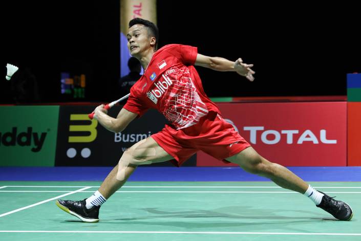 Anthony Sinisuka Ginting (Indonesia) berusaha menggapai pengembalian. Anthony Sinisuka Ginting (Indonesia) berusaha menggapai pengembalian.