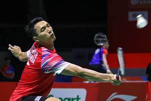 Jonatan Christie (Indonesia) mengembalikan shuttlecock.
