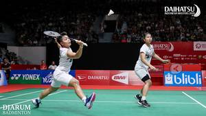 Greysia Polii/Apriyani Rahayu (Indonesia) menyambut pengembalian.