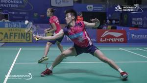 Hoo Pang Ron/Cheah Yee See (Malaysia) mengembalikan shuttlecock.