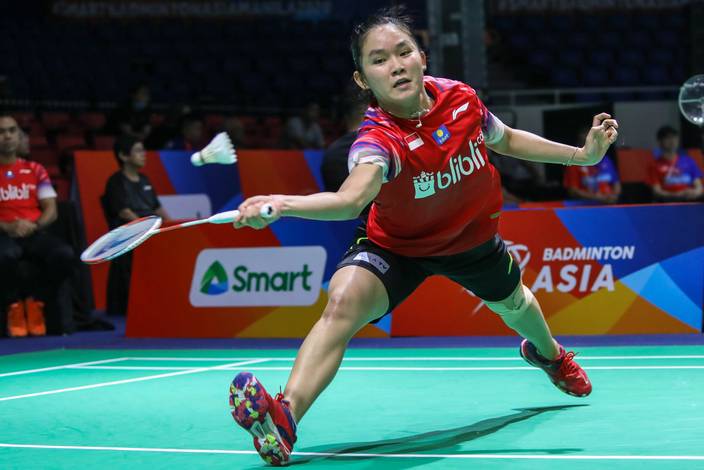 Ruselli Hartawan (Indonesia) bersiap menghadang pengembalian. Ruselli Hartawan (Indonesia) bersiap menghadang pengembalian.