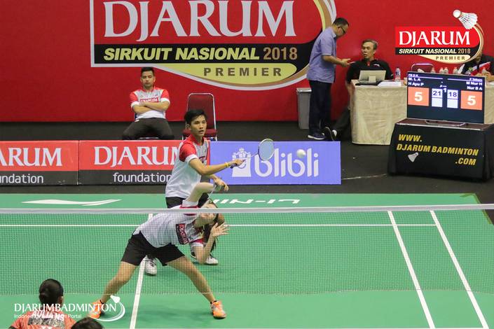 Muhammad Lucky Andres Apriyanda/Helena Ayu Puspitasari (PB Djarum Kudus) mengembalikan shuttlecock. Muhammad Lucky Andres Apriyanda/Helena Ayu Puspitasari (PB Djarum Kudus) mengembalikan shuttlecock.