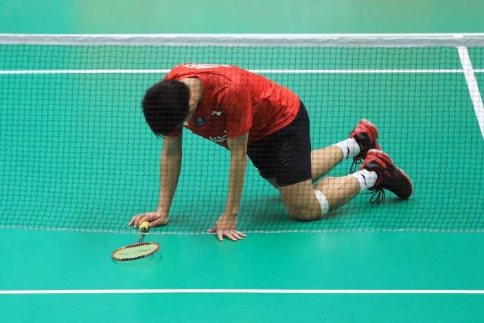 Kekecewaan Ikhsan Leonardo Imanuel Rumbay tersingkir dari BWF World Junior Championships 2018. Kekecewaan Ikhsan Leonardo Imanuel Rumbay tersingkir dari BWF World Junior Championships 2018.