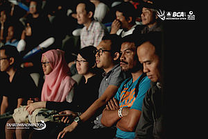 Suasana di bangku penonton saat pertandingan berlangsung