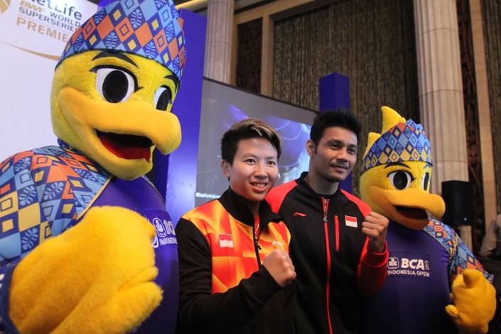 Liliyana Natsir dan Berry Anggriawan Berfoto Bersama Maskot BCA Indonesia Open