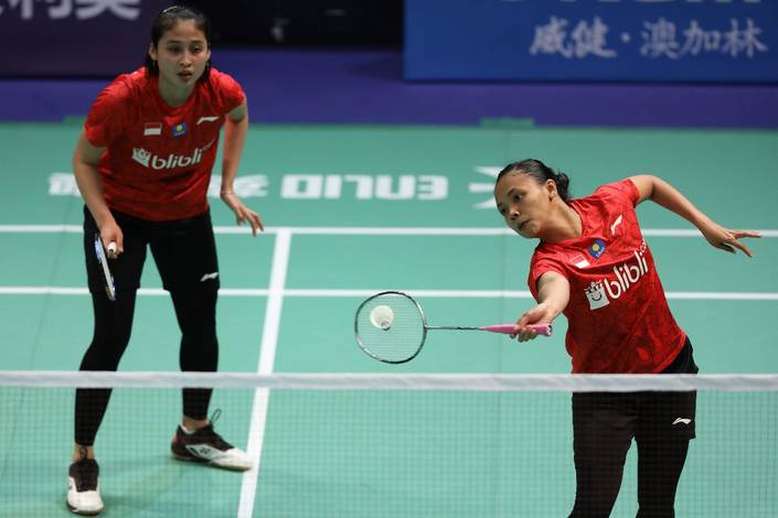 Della Destiara Haris/Rizki Amelia Pradipta (Indonesia) mengembalikan shuttlecock. Della Destiara Haris/Rizki Amelia Pradipta (Indonesia) mengembalikan shuttlecock.