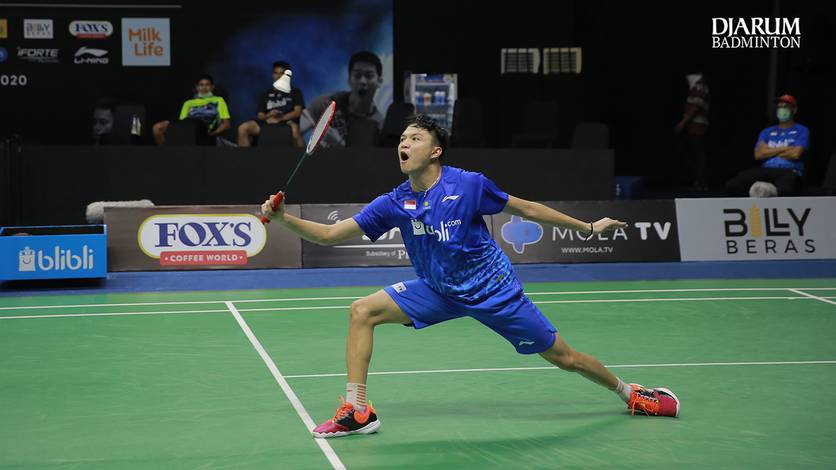 Bobby Setiabudi (PB Djarum Kudus) mengembalikan shuttlecock. Bobby Setiabudi (PB Djarum Kudus) mengembalikan shuttlecock.