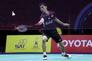Shesar Hiren Rhustavito (Indonesia) mengembalikan shuttlecock.