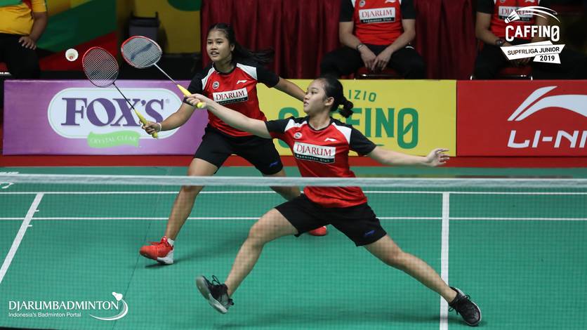 Febi Setianingrum/Rista Berlian Maharani (PB Djarum Kudus) berusaha menggapai pengembalian. Febi Setianingrum/Rista Berlian Maharani (PB Djarum Kudus) berusaha menggapai pengembalian.
