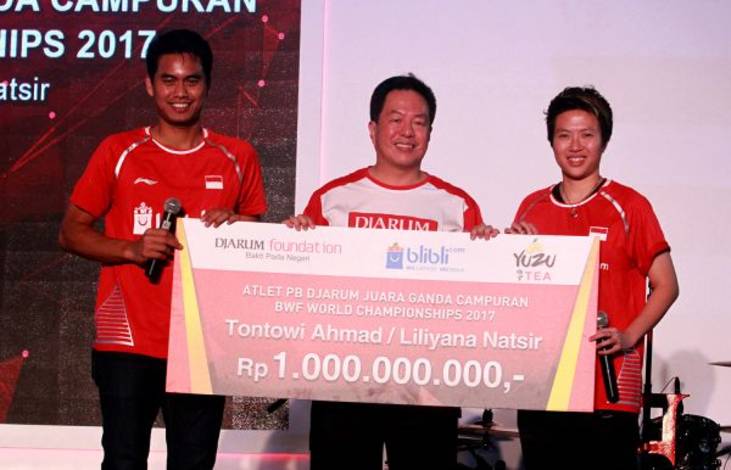 Tontowi Ahmad/Liliyana Natsir Berfoto Bersama Victor R. Hartono Usai Menerima Bonus Rp 1 M dari Bakti Olahraga Djarum Foundation. (foto: PB Djarum)