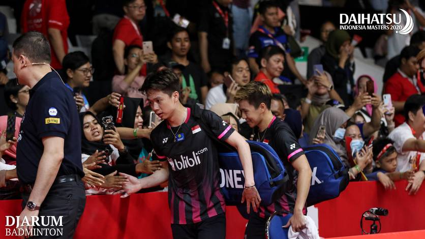 Kevin Sanjaya Sukamuljo (Indonesia) dinyatakan sudah sembuh dari virus korona dan siap kembali berlatih. Kevin Sanjaya Sukamuljo (Indonesia) dinyatakan sudah sembuh dari virus korona dan siap kembali berlatih.
