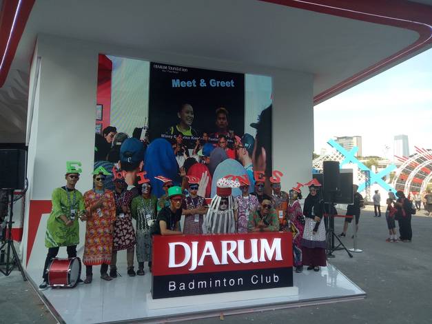 Sejumlah supporter fanatik berfoto di depan booth Djarum Foundation. Sejumlah supporter fanatik berfoto di depan booth Djarum Foundation.